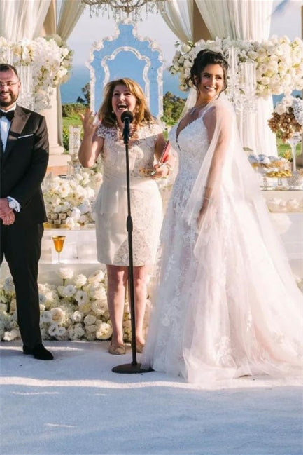 Robes de mariée modernes sans manches en ligne A à col en V avec dentelle