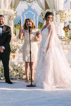 Robes de mariée modernes sans manches en ligne A à col en V avec dentelle