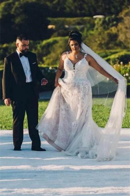 Robes de mariée modernes sans manches en ligne A à col en V avec dentelle