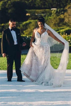 Robes de mariée modernes sans manches en ligne A à col en V avec dentelle