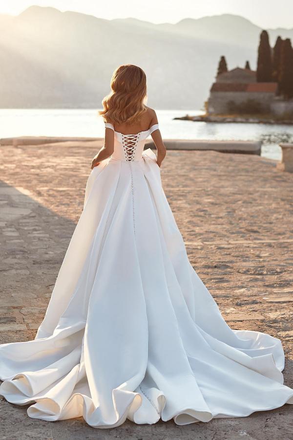 Vestido de novia modesto largo de satén fruncido con hombros descubiertos y cristales