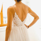 Vestido de novia modesto largo de corte A con tirantes finos de tul y espalda descubierta