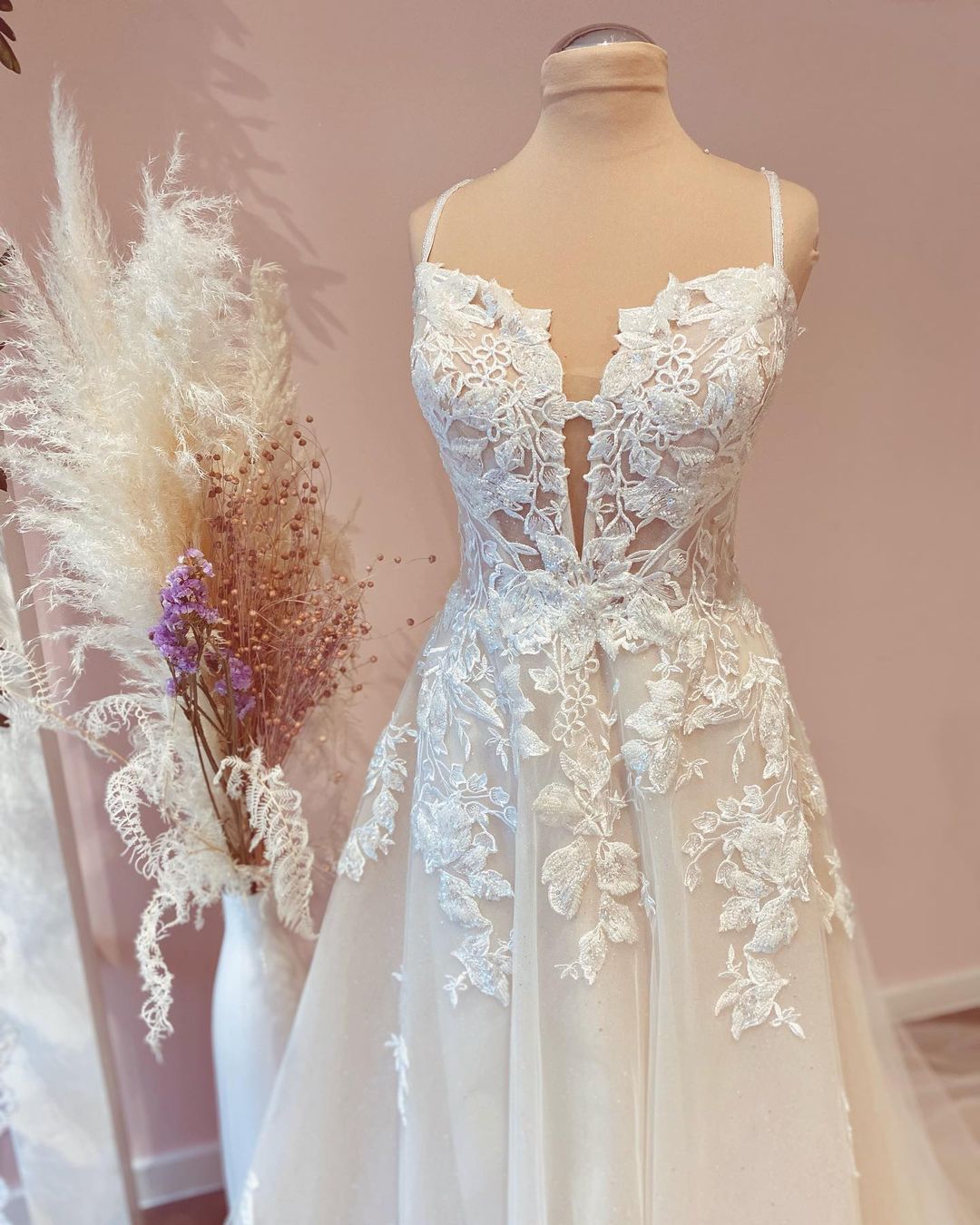 Abito da sposa modesto lungo a linea ad A con spalline sottili in tulle e pizzi applicati
