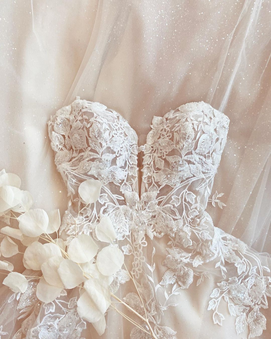 Abito da sposa modesto lungo a linea ad A con spalline sottili in tulle e pizzi applicati