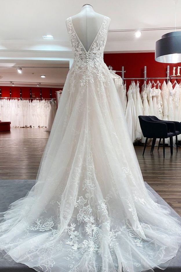 Vestido de Noiva Modesto Comprido em Linha A com Decote em V, Costas Abertas, Tule e Rendas Aplicadas