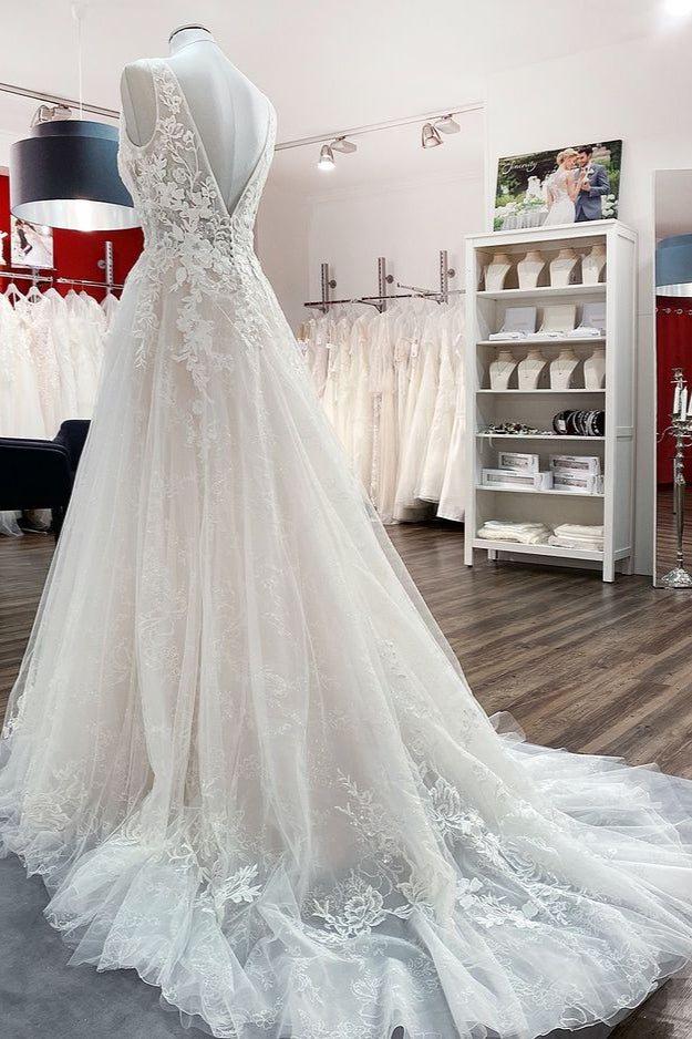 Vestido de Noiva Modesto Comprido em Linha A com Decote em V, Costas Abertas, Tule e Rendas Aplicadas