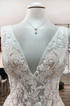 Vestido de Noiva Modesto Comprido em Linha A com Decote em V, Costas Abertas, Tule e Rendas Aplicadas
