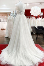 Vestidos de Noiva Modestos Longos em Linha A com Decote em V, Folhos de Tule e Costas Descobertas com Renda
