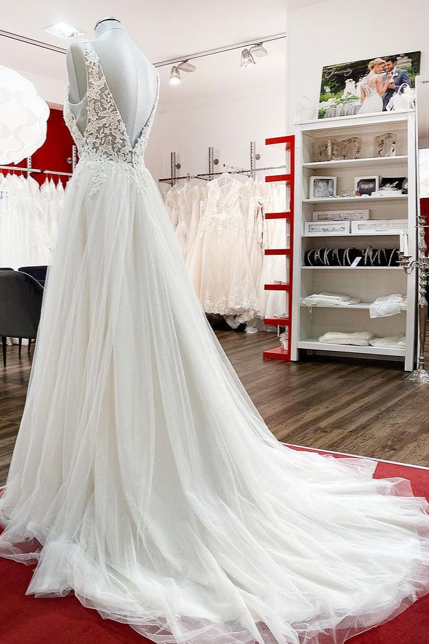 Vestidos de Noiva Modestos Longos em Linha A com Decote em V, Folhos de Tule e Costas Descobertas com Renda