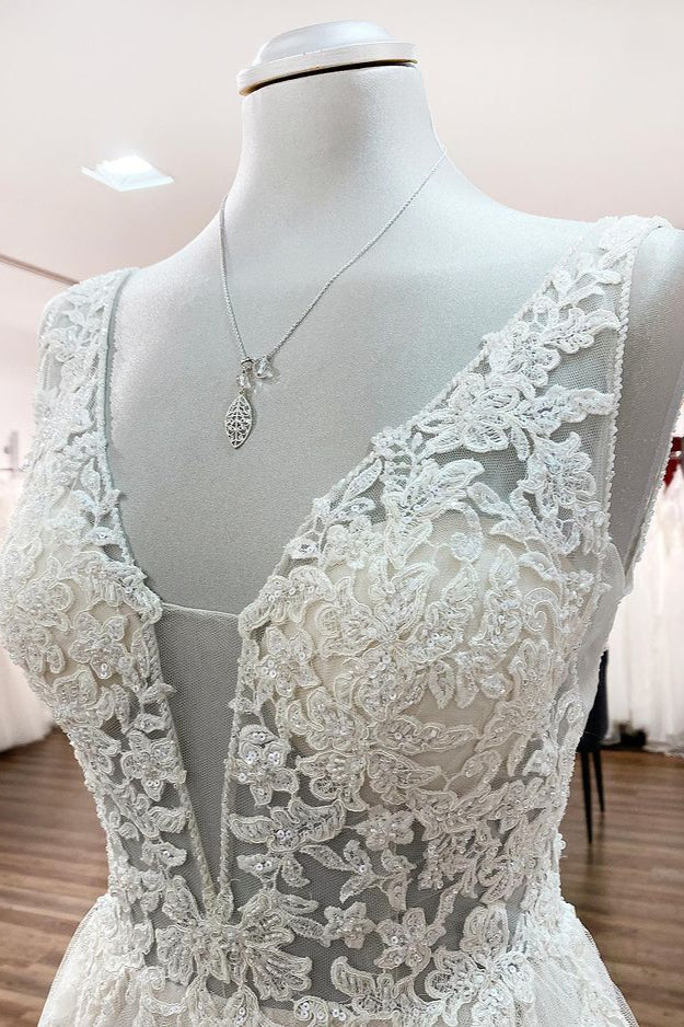 Vestidos de Noiva Modestos Longos em Linha A com Decote em V, Folhos de Tule e Costas Descobertas com Renda