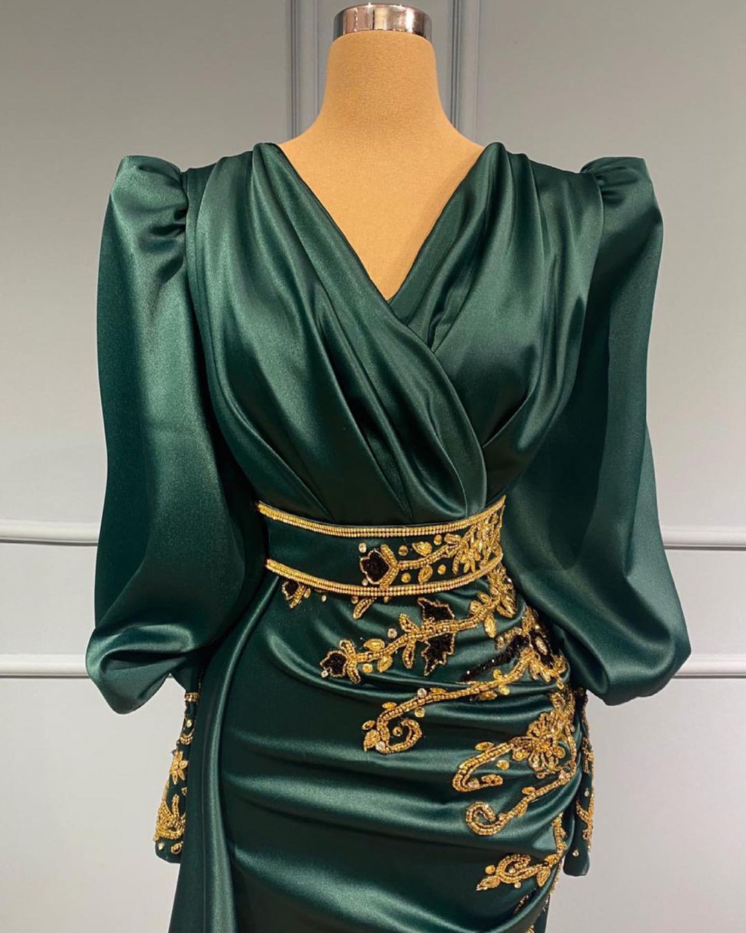 Robe de bal modeste longue sirène en satin avec perles, col en V et manches