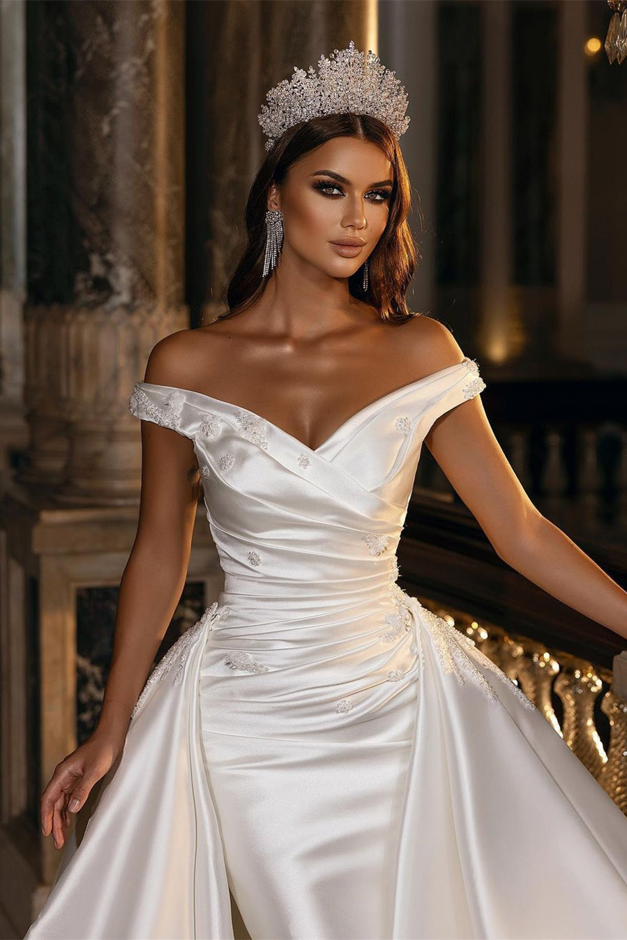 Vestido de novia modesto de satén con hombros descubiertos y cola larga desmontable 