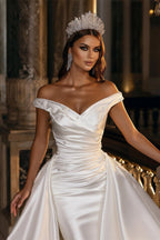 Vestido de novia modesto de satén con hombros descubiertos y cola larga desmontable 