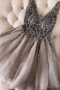 Vestido Curto de Baile Modesto Prateado em Tule com Decote em V e Corte em A