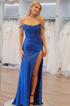 Moonlit | Vestido largo formal sirena de satén esmeralda con escote a los hombros y abertura