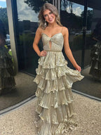 Murray | Vestido de fiesta metálico con tirantes finos en forma de corazón y falda en capas estilo línea A