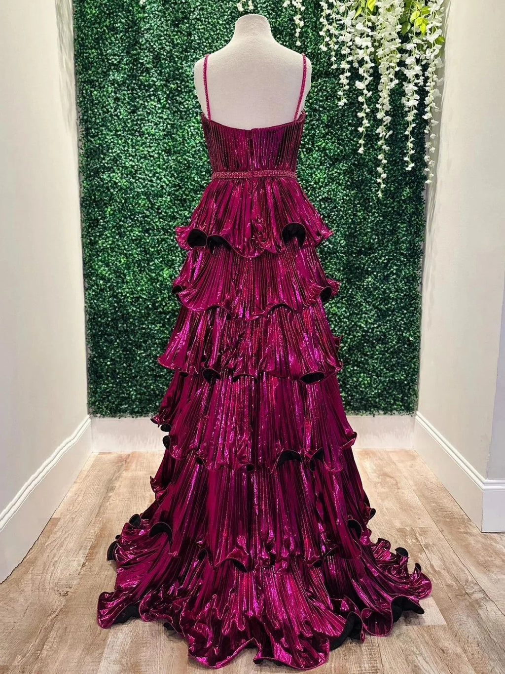 Murray | Vestido de fiesta metálico con tirantes finos en forma de corazón y falda en capas estilo línea A