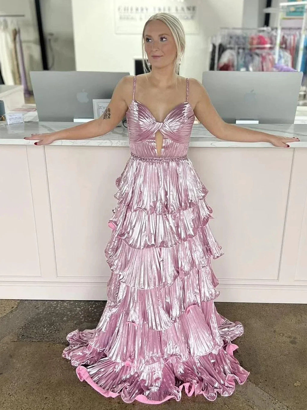 Murray | Vestido de fiesta metálico con tirantes finos en forma de corazón y falda en capas estilo línea A