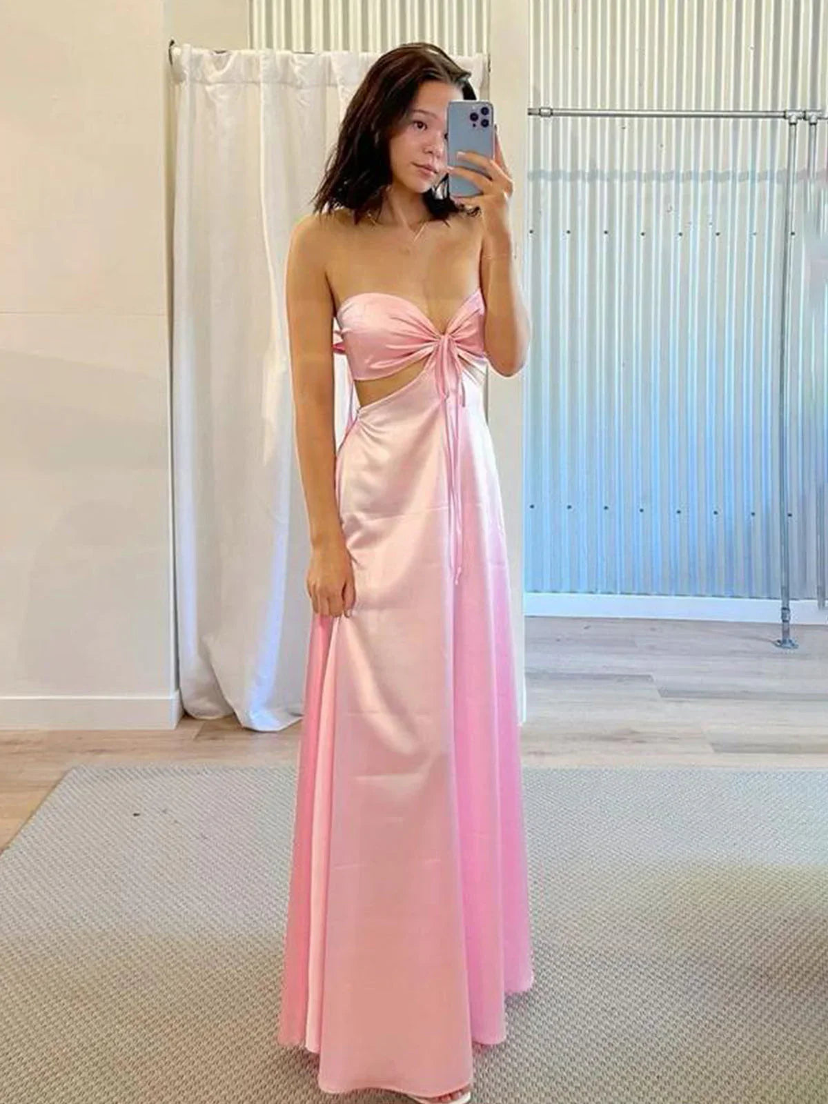 Nadine | Vestido de fiesta sin tirantes rosa con lazo en la espalda y falda en línea A de satén