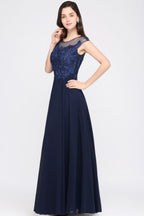 Robe de bal bleu marine en mousseline avec appliques, coupe trapèze et encolure dégagée