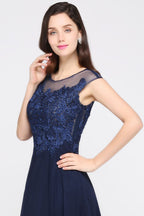 Robe de bal bleu marine en mousseline avec appliques, coupe trapèze et encolure dégagée