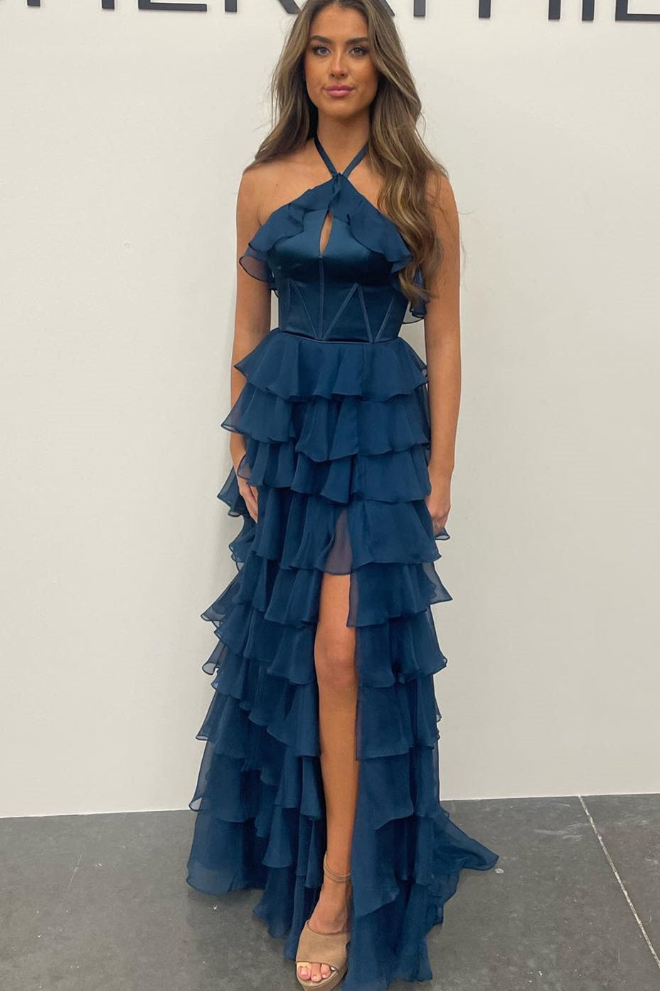 Vestido de Baile de Gala com Decote Halter, Rendas, Camadas e Fenda Lateral