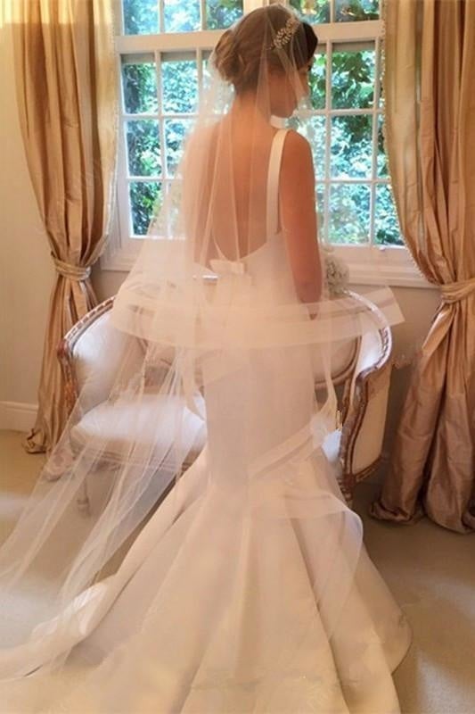 Plus récentes jolies robes de mariée élégantes simples sans manches dos nu en forme de V sirène
