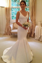 Plus récentes jolies robes de mariée élégantes simples sans manches dos nu en forme de V sirène