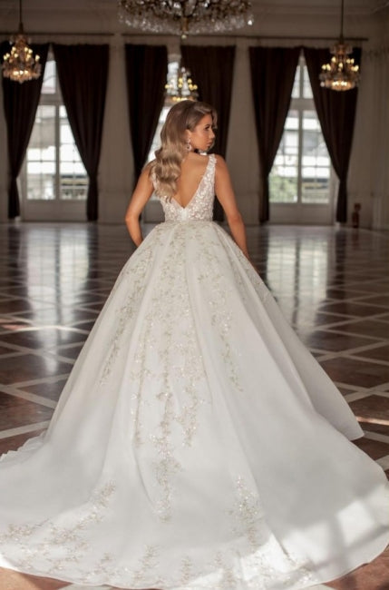 Vestido de novia de encaje sin mangas con tirantes nobles