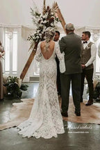 Vestidos de novia vintage con escote en V, mangas largas, espalda descubierta y encaje estilo sirena MW892