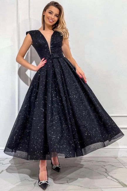 Abito da sera lungo nero a linea ad A con scollo a V senza maniche e paillettes