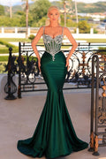 Robe de bal satinée vert foncé sirène à fines bretelles spaghetti ornée de strass