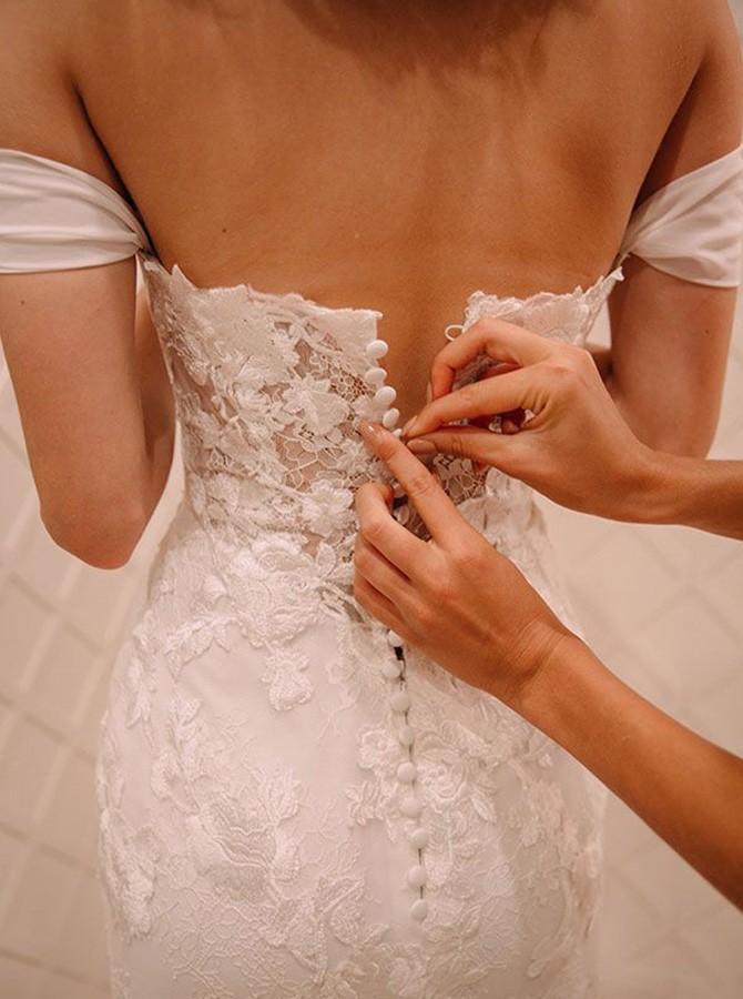 Vestido de novia de gasa con cola de corte y hombros descubiertos con apliques de encaje