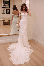 Robe de mariée en mousseline avec traîne, épaules dénudées et appliques en dentelle