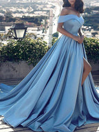 Vestido de Baile Longo de Cetim com Ombros Descobertos e Fenda