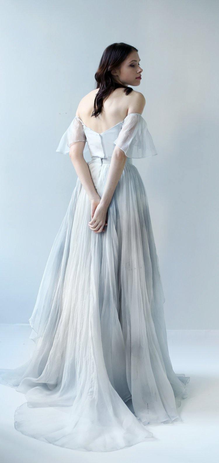 Vestidos de novia largos con hombros descubiertos y diseño único, los más populares.