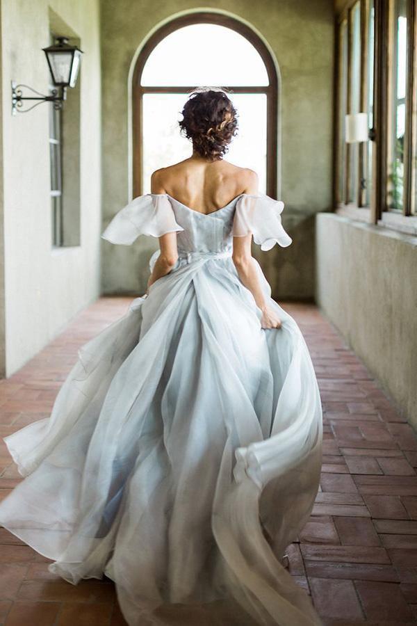 Vestidos de novia largos con hombros descubiertos y diseño único, los más populares.