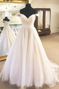 Vestido de novia color marfil con hombros descubiertos y pliegues