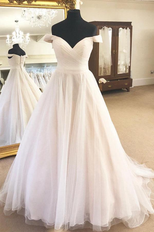 Vestido de novia color marfil con hombros descubiertos y pliegues