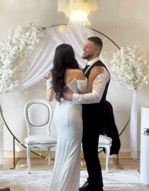 Vestido de Noiva Comprido com Lantejoulas e Decote Ombro a Ombro estilo Capela