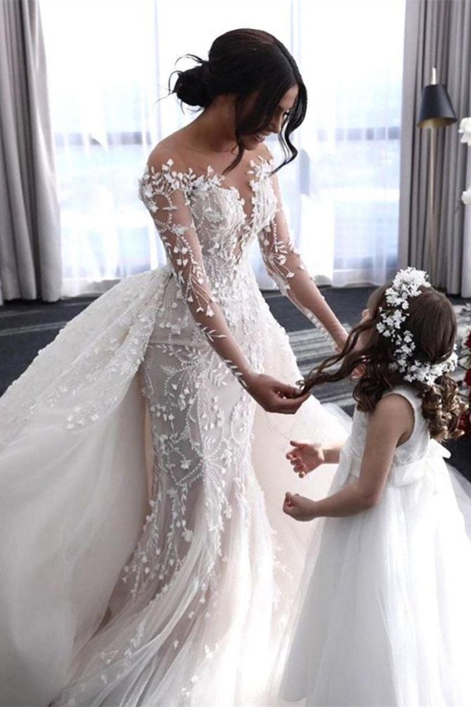 Abito da sposa con scollo a V profondo e spalle scoperte con sovragonna