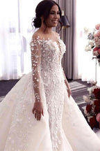 Abito da sposa con scollo a V profondo e spalle scoperte con sovragonna