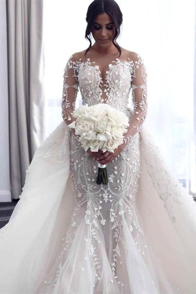 Abito da sposa con scollo a V profondo e spalle scoperte con sovragonna