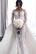 Abito da sposa con scollo a V profondo e spalle scoperte con sovragonna
