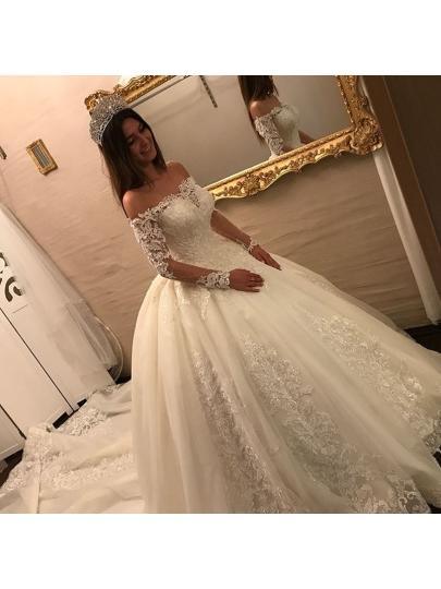 Vestido de novia con hombros descubiertos, mangas largas y apliques