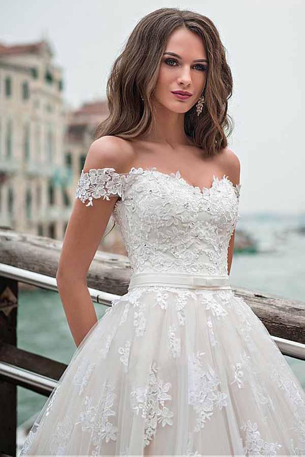 A-Linien-Brautkleid mit schulterfreiem Ausschnitt und Spitzenapplikationen