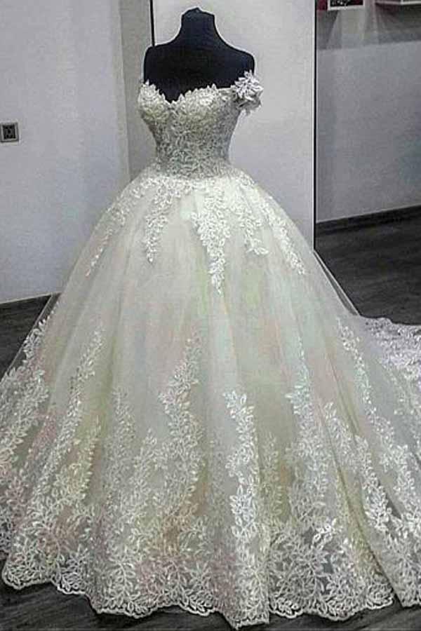 Vestido de Noiva com Decote Ombro a Ombro, Saia Rodada e Aplicações de Renda