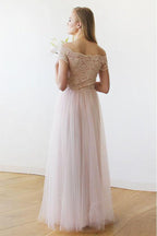 Vestido de novia largo de tul y encaje rosa con hombros descubiertos