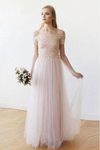 Vestido de novia largo de tul y encaje rosa con hombros descubiertos