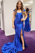 Vestido de fiesta azul real con hombros descubiertos y cola